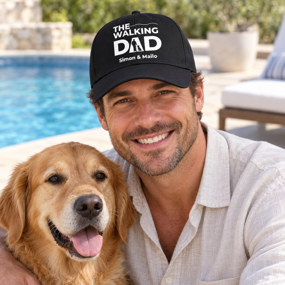 Gorra negra con estampado “THE WALKING DAD” y nombres personalizados, llevada por un hombre con un perro.