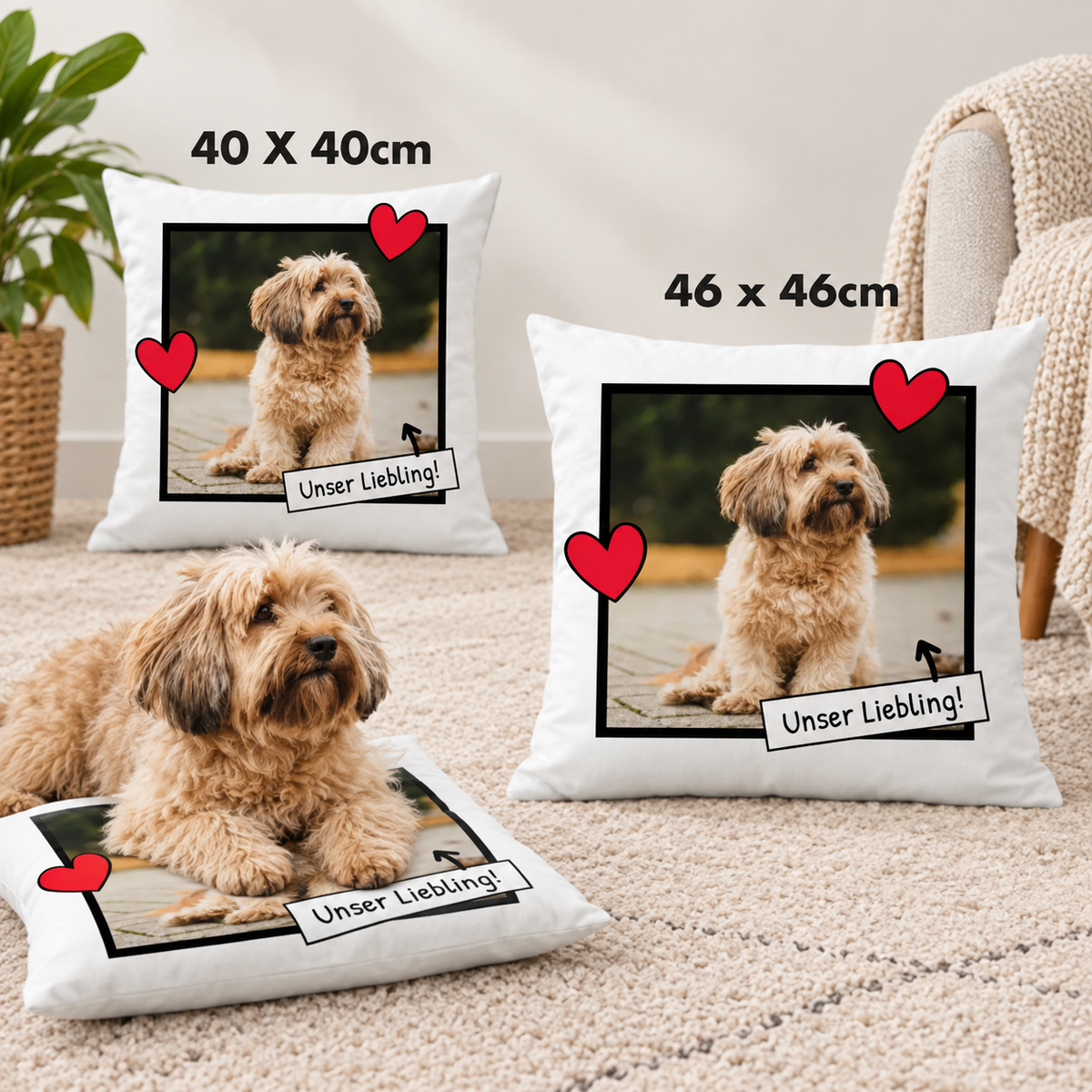 Dos cojines blancos personalizados con foto y corazones, tamaños 40x40 cm y 46x46 cm.