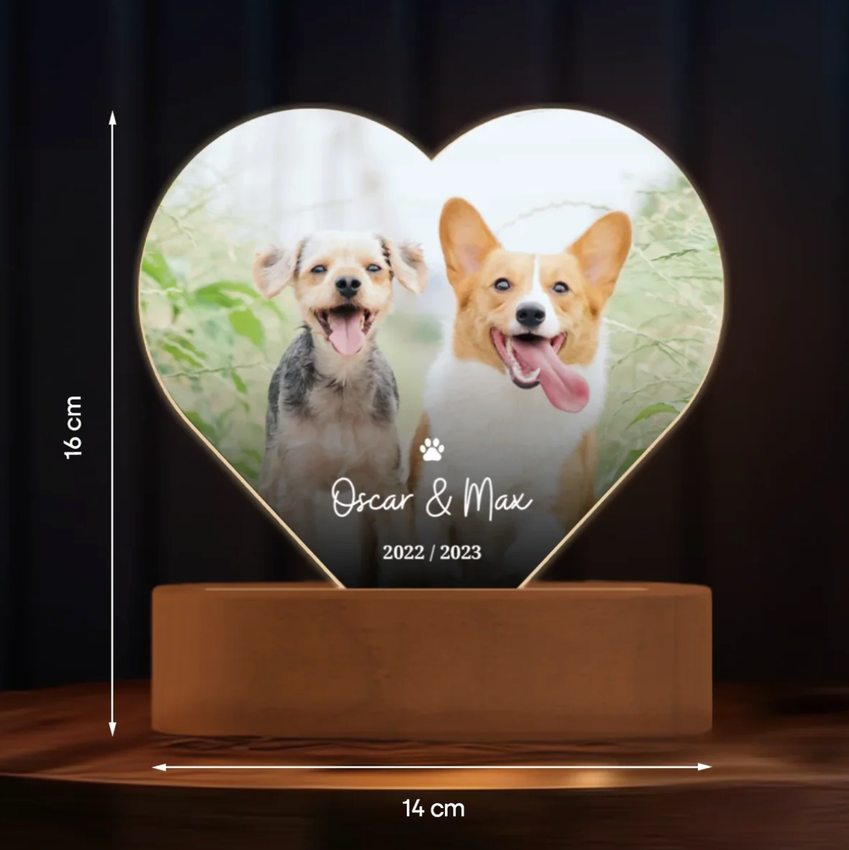 Lámpara de noche LED personalizada en forma de corazón con foto de dos perros sobre base de madera, 16 cm x 14 cm.