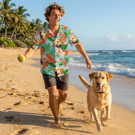Hombre con camisa hawaiana personalizada con un perro en la playa en un día soleado. Camisa con flores y perros de colores.