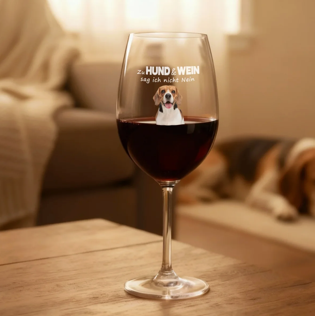 Copa de vino personalizada con motivo de perro y texto, llena de vino tinto.