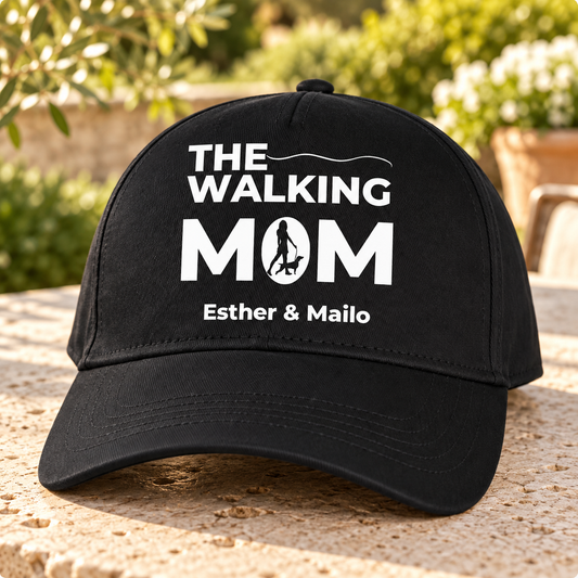 Gorra negra con el texto “THE WALKING MOM” y los nombres personalizados “Esther & Mailo”.