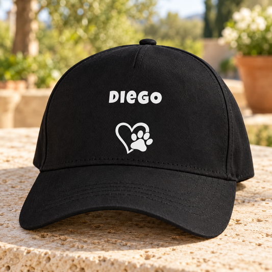 Gorra negra con el nombre del perro “Diego” y un corazón con huella.