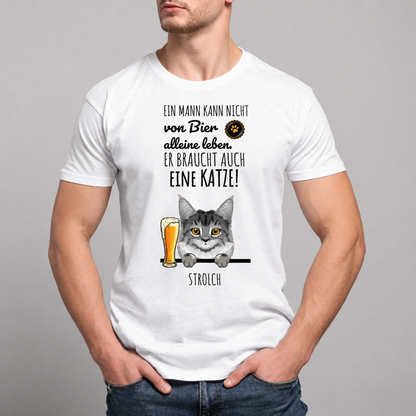 Camiseta blanca con frase impresa e ilustración de un gato y un vaso de cerveza.