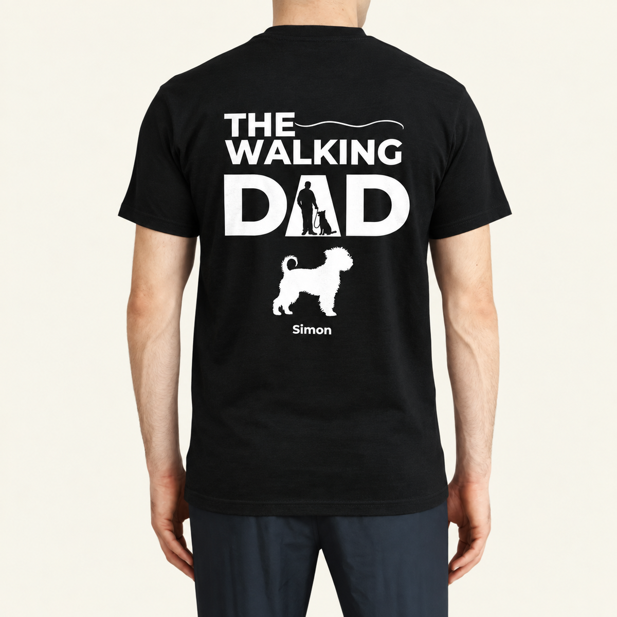 Camiseta negra con el texto "THE WALKING DAD" y una silueta de paseo con perro. Personalizada con el nombre Simon.