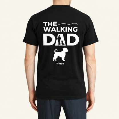 Camiseta negra con el texto "THE WALKING DAD" y una silueta de paseo con perro. Personalizada con el nombre Simon.
