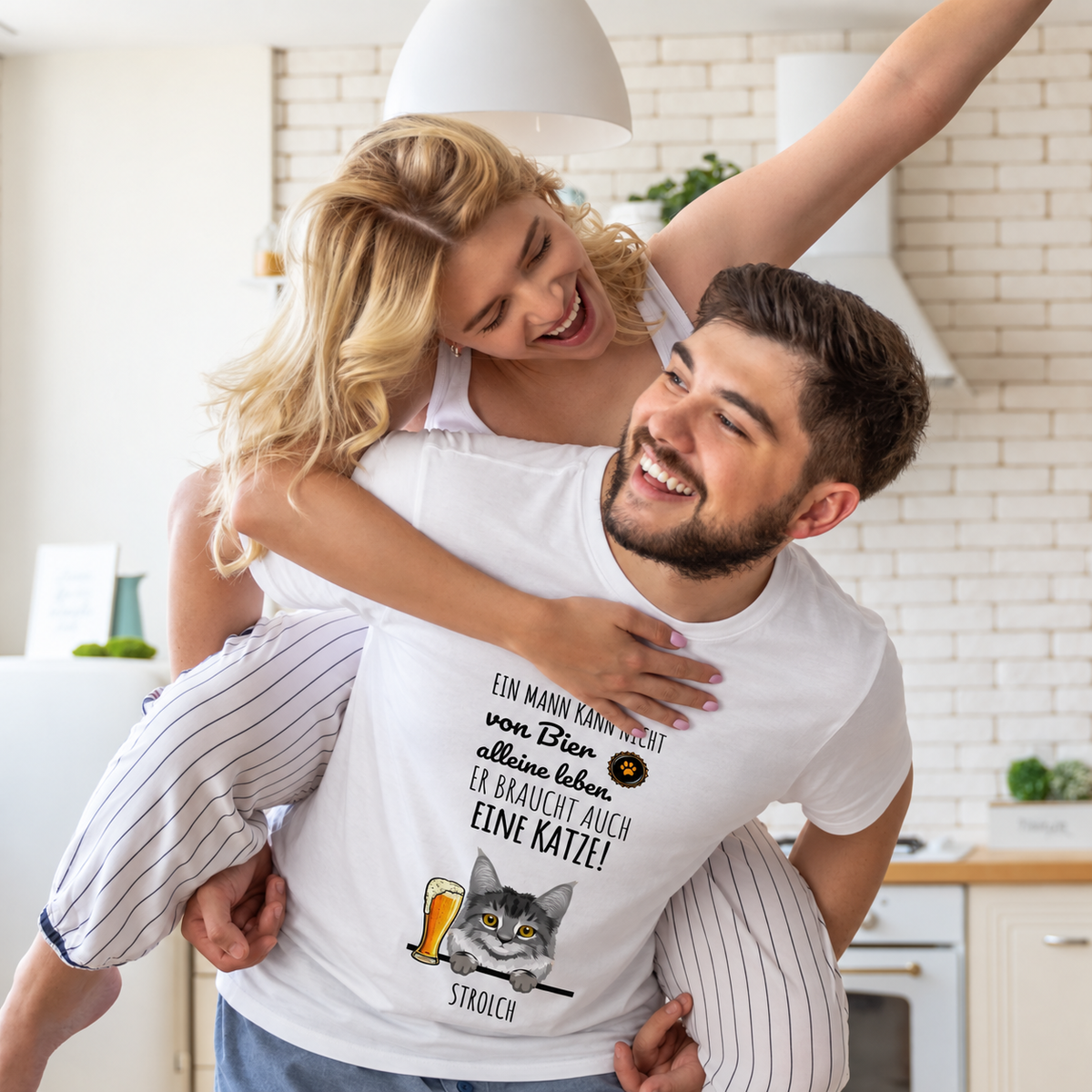 Camiseta blanca con un gato impreso y una frase sobre cerveza y gatos.