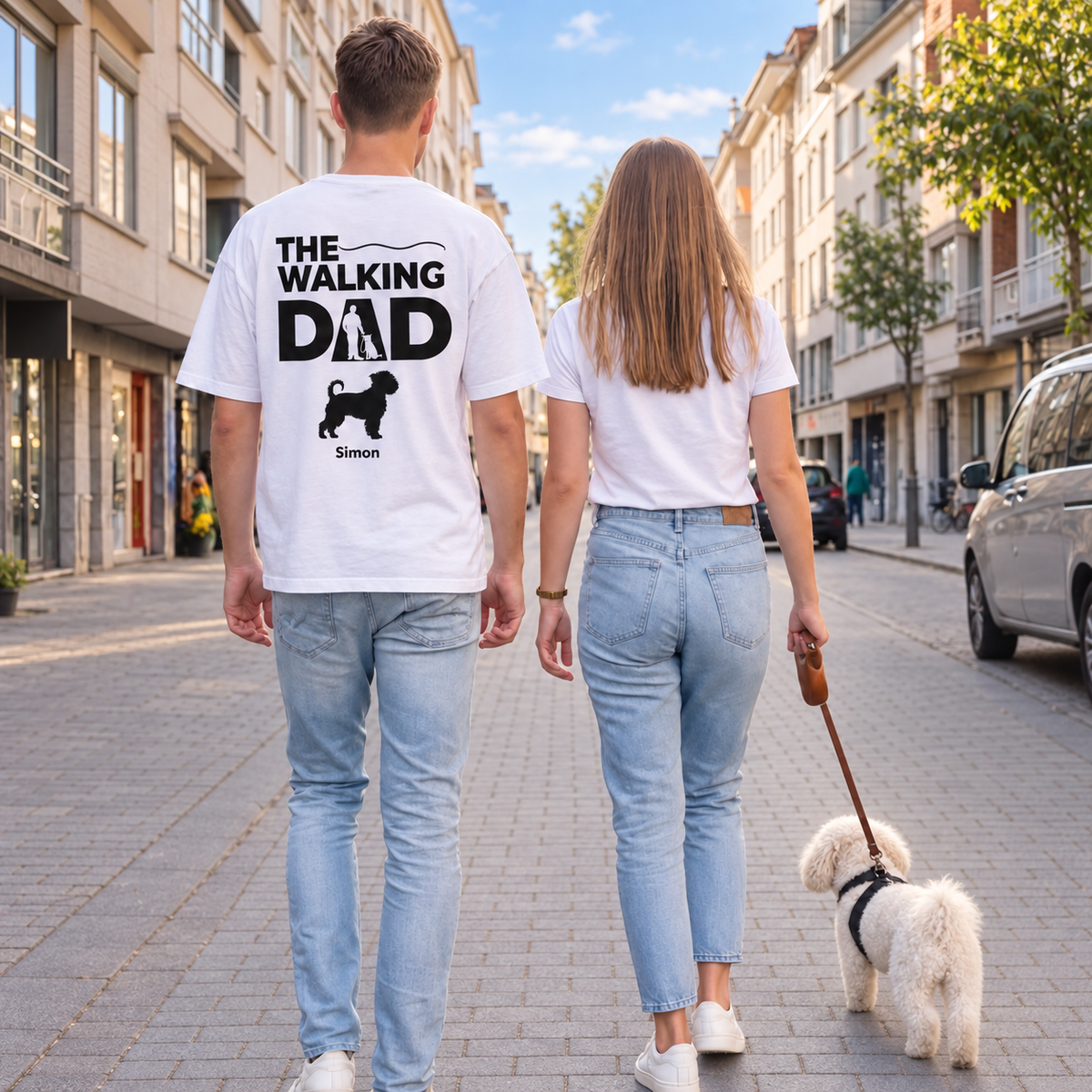 Personas de espaldas con camisetas personalizadas. La camiseta gris lleva el texto "The Walking Dad".