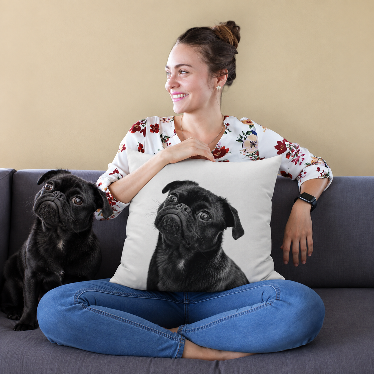 Cojín personalizable con foto de un perro, mujer sentada en un sofá con ropa informal.