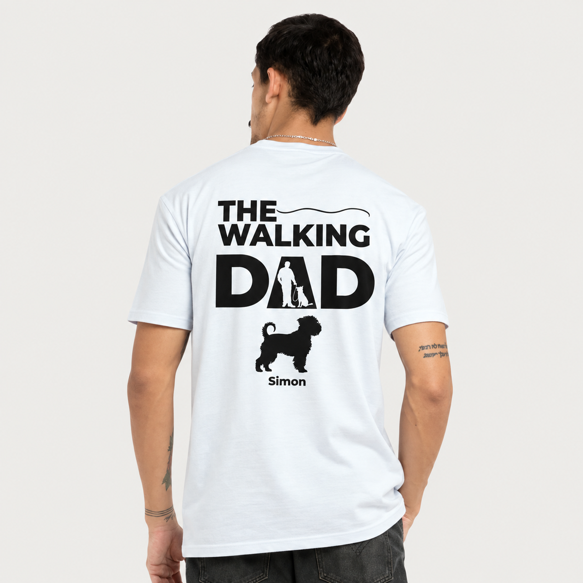 Camiseta azul claro con el texto "THE WALKING DAD" y siluetas de persona y perro.