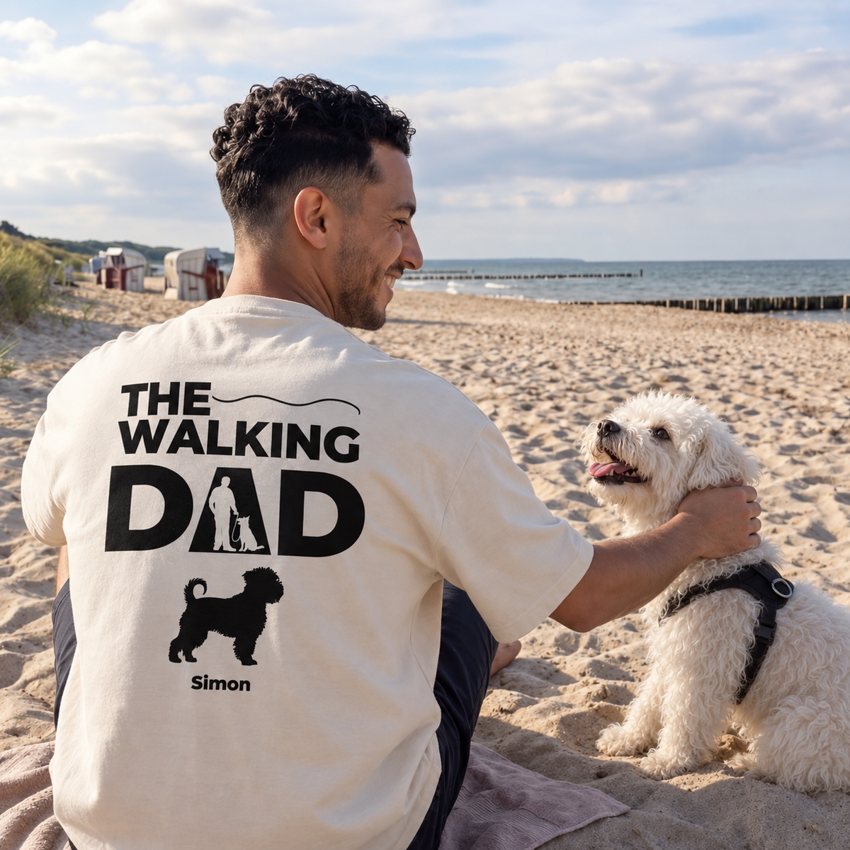 Camiseta beige personalizada con el texto negro "THE WALKING DAD" y motivo de perro en la espalda.