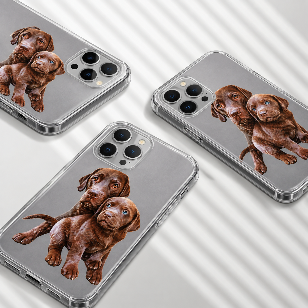 Tres fundas de móvil personalizadas con imágenes de cachorros de labrador marrones. Material transparente.