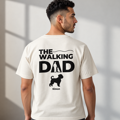 Camiseta beige con el texto "THE WALKING DAD", silueta de un hombre con un perro y el nombre "Simon".