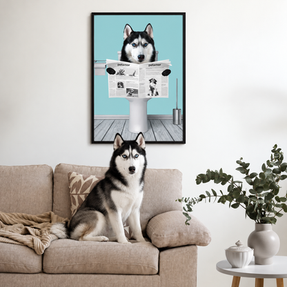 Póster de un perro leyendo el periódico, en un salón sobre un sofá. Perro sentado en el sofá.