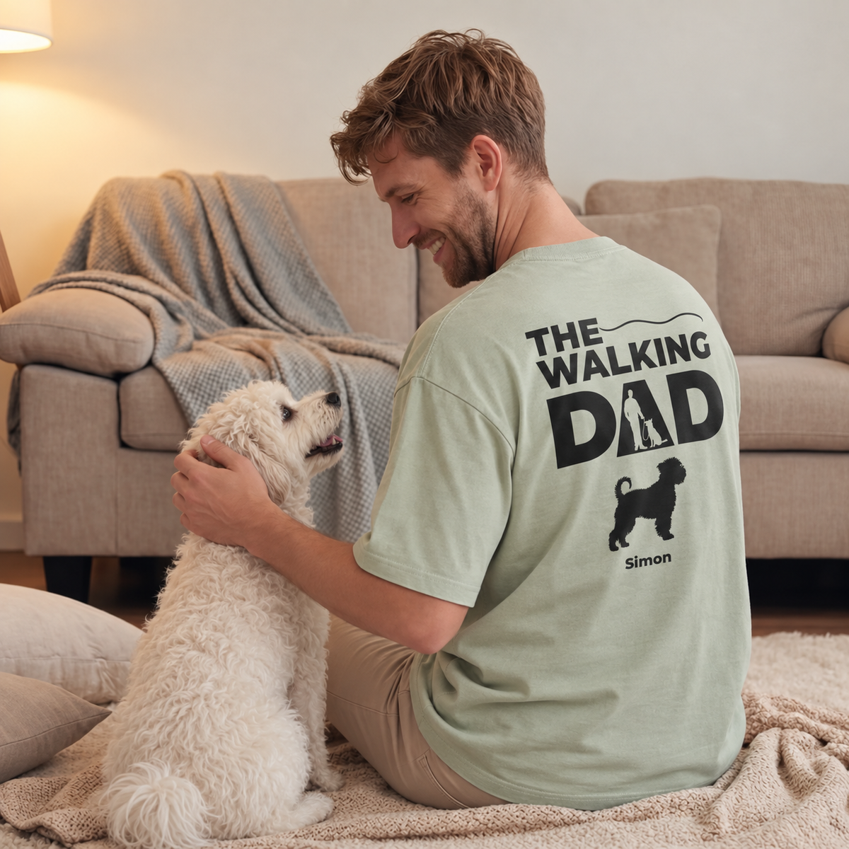 Camiseta verde menta personalizada con el texto "The Walking Dad" y motivo de perro en la espalda.
