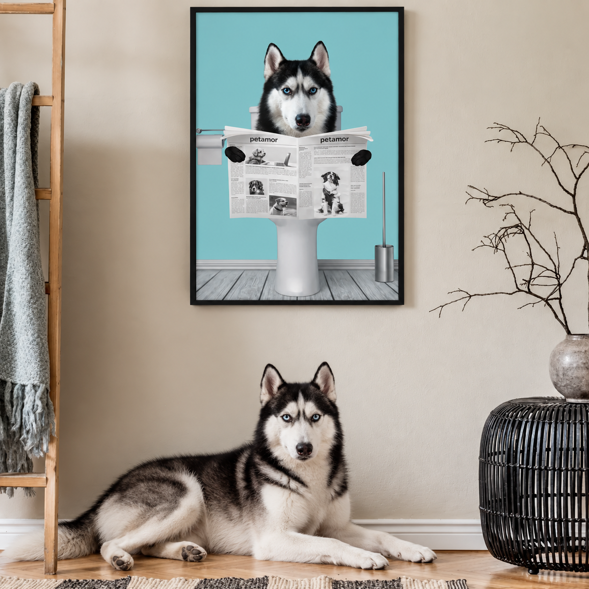 Husky sentado en el suelo delante de un póster enmarcado de un perro leyendo el periódico.