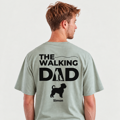 Camiseta verde claro personalizada con el texto "The Walking Dad" y motivo de perro en la espalda.