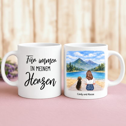 Taza de cerámica blanca personalizada con texto y una mujer con su perro junto al agua.