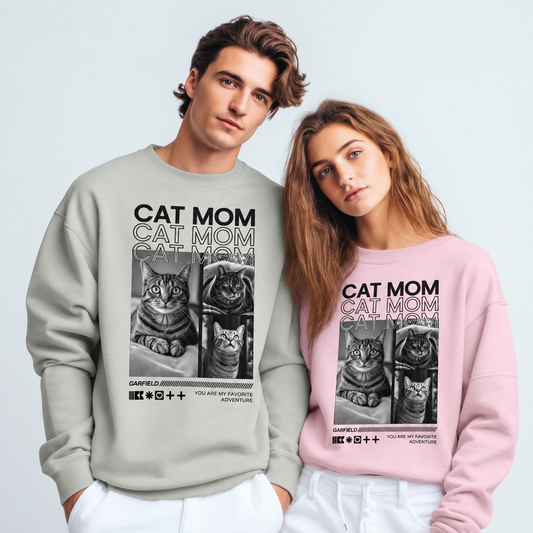 Dos sudaderas personalizadas en gris y rosa con el texto "Cat Mom" y motivos de gatos.