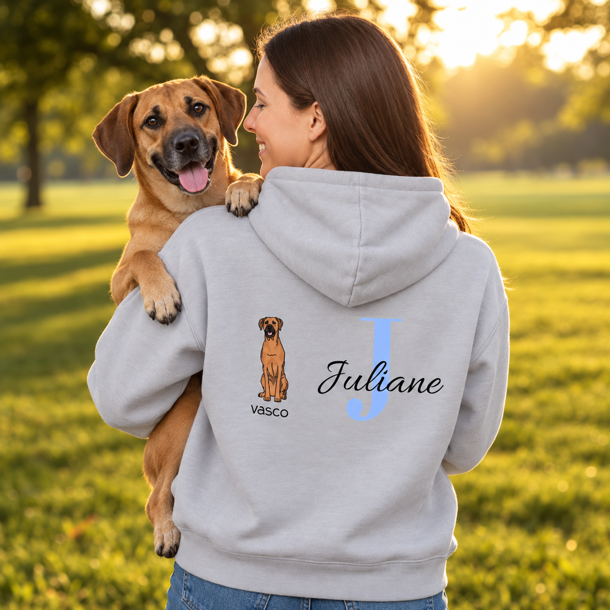 Sudadera con capucha gris con motivo de perro e inicial "J", personalizada para Juliane. Perro sentado en su hombro.
