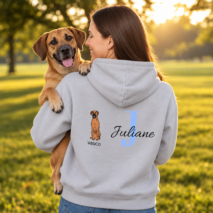 Sudadera con capucha gris con motivo de perro e inicial "J", personalizada para Juliane. Perro sentado en su hombro.