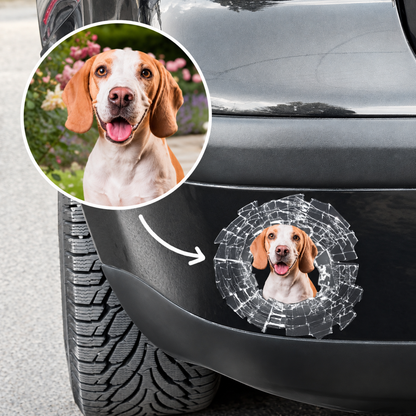 Pegatina de coche personalizada con motivo de perro sobre fondo negro con diseño de cristal roto.