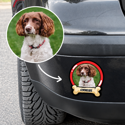Pegatina de coche personalizada con foto de perro y nombre, en la parte trasera de un vehículo negro.