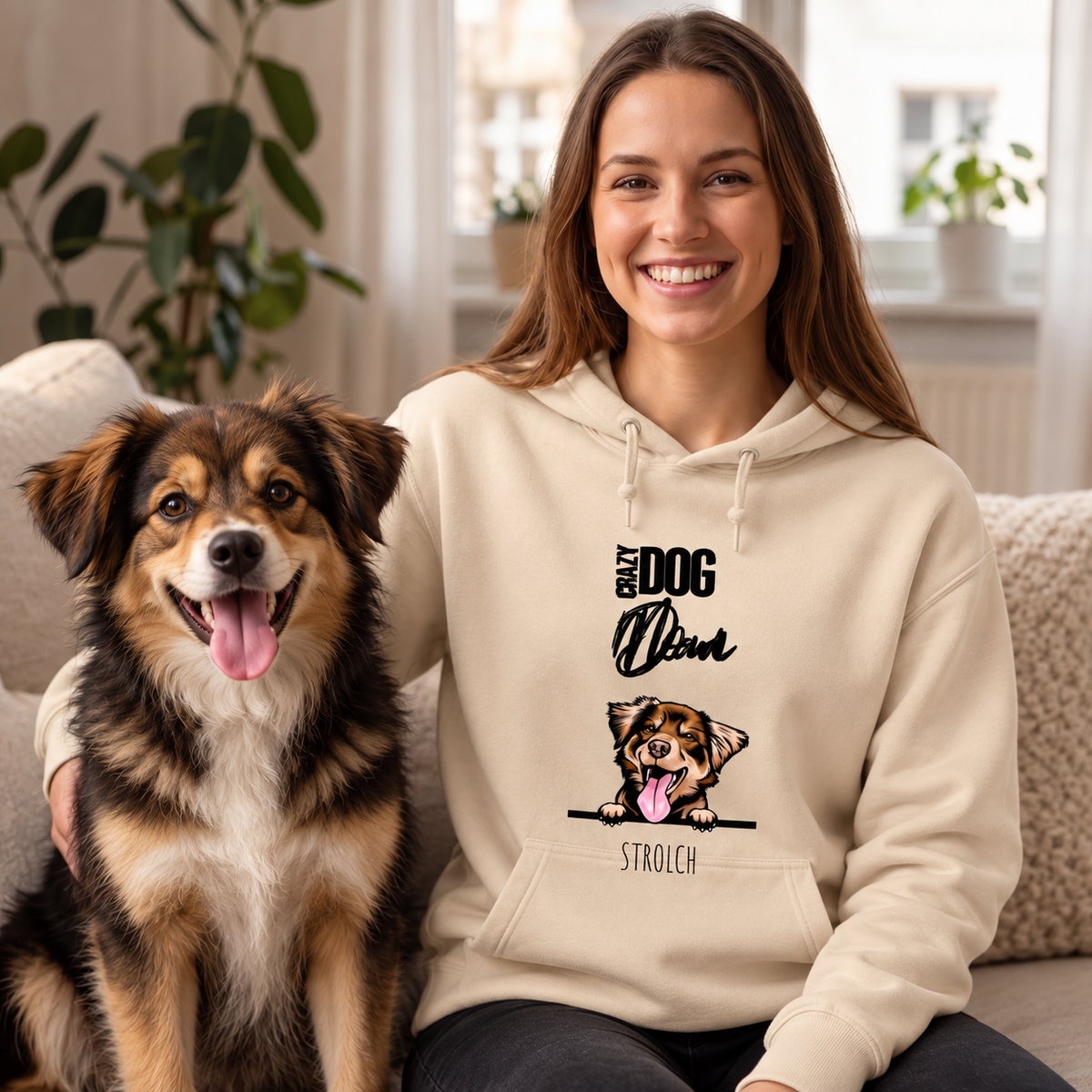Sudadera con capucha beige con impresión para padres de mascotas, mujer sentada con perro en un sofá.