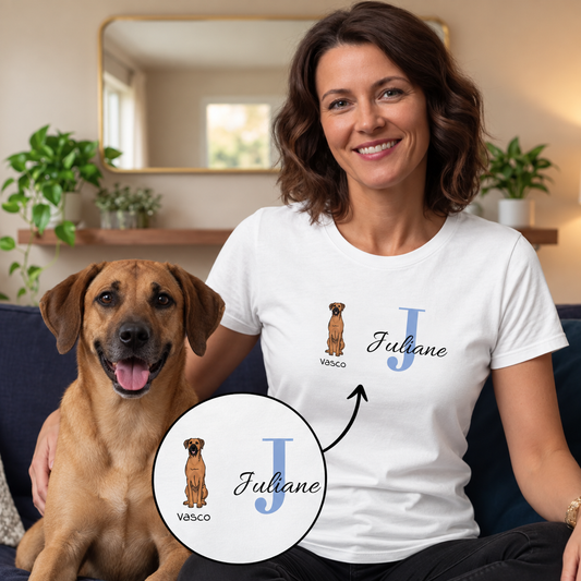 Camiseta blanca con un perro impreso, el nombre Juliane y la inicial J.