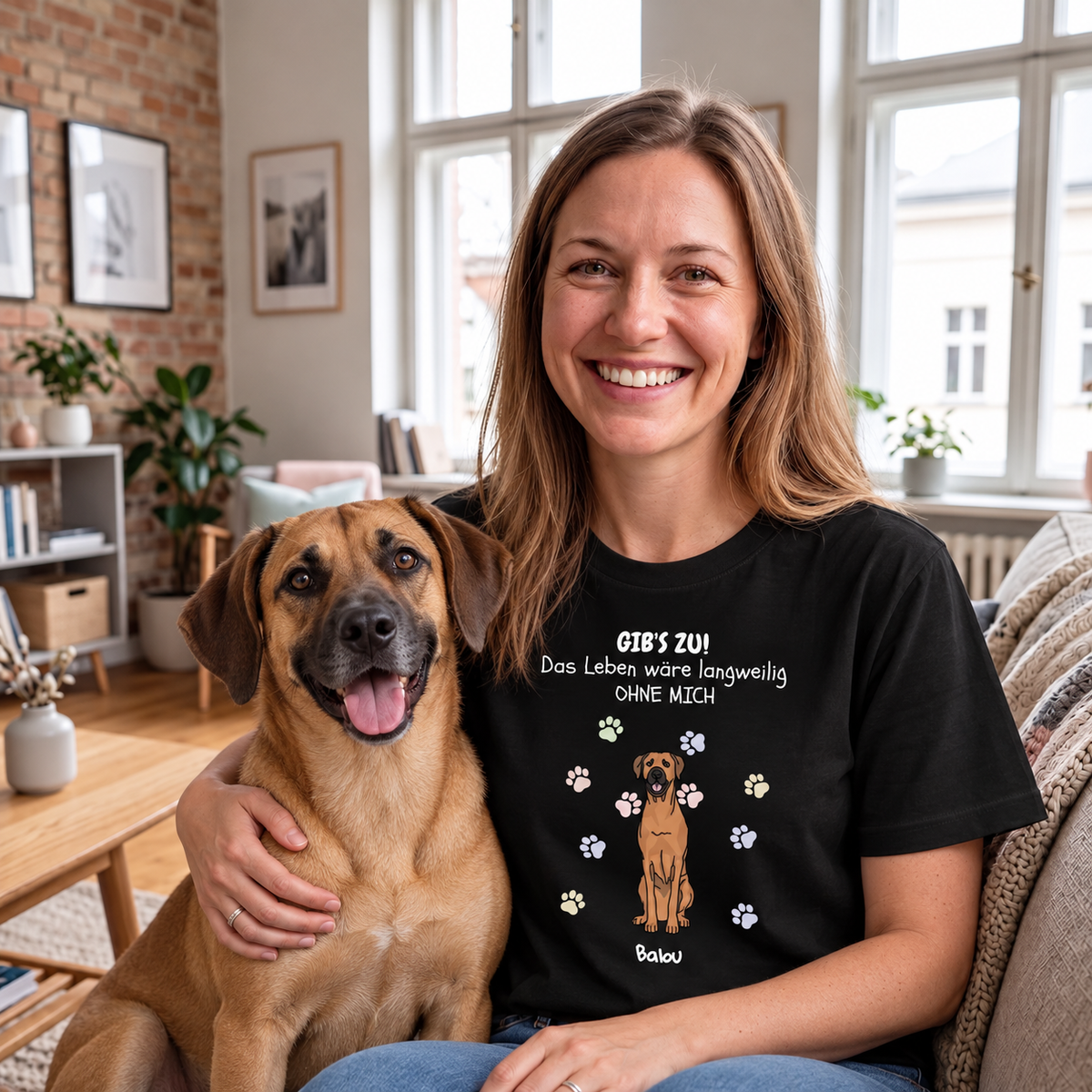 Camiseta negra con el texto "Das Leben wäre langweilig OHNE MICH" y motivo de perro, llevada por una mujer sonriente.