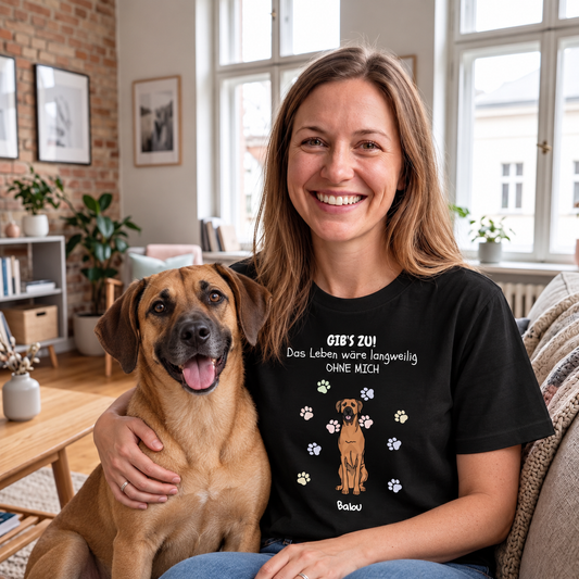 Camiseta negra con el texto "Das Leben wäre langweilig OHNE MICH" y motivo de perro, llevada por una mujer sonriente.
