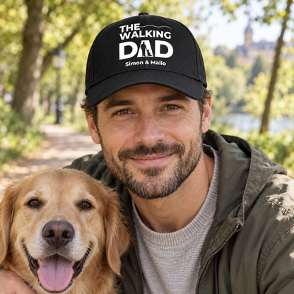 Gorra negra con estampado “THE WALKING DAD” y nombres personalizados, con un hombre y un perro.