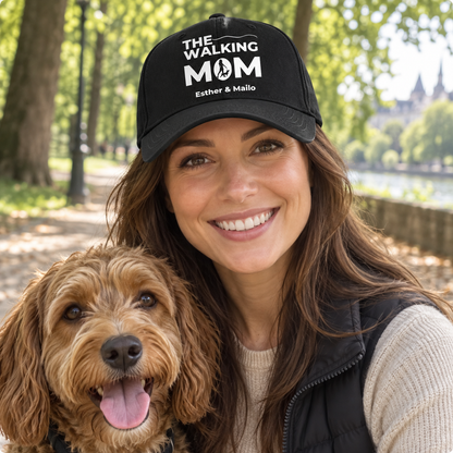 Gorra negra personalizada con estampado “THE WALKING MOM” y los nombres “Esther & Mailo”.