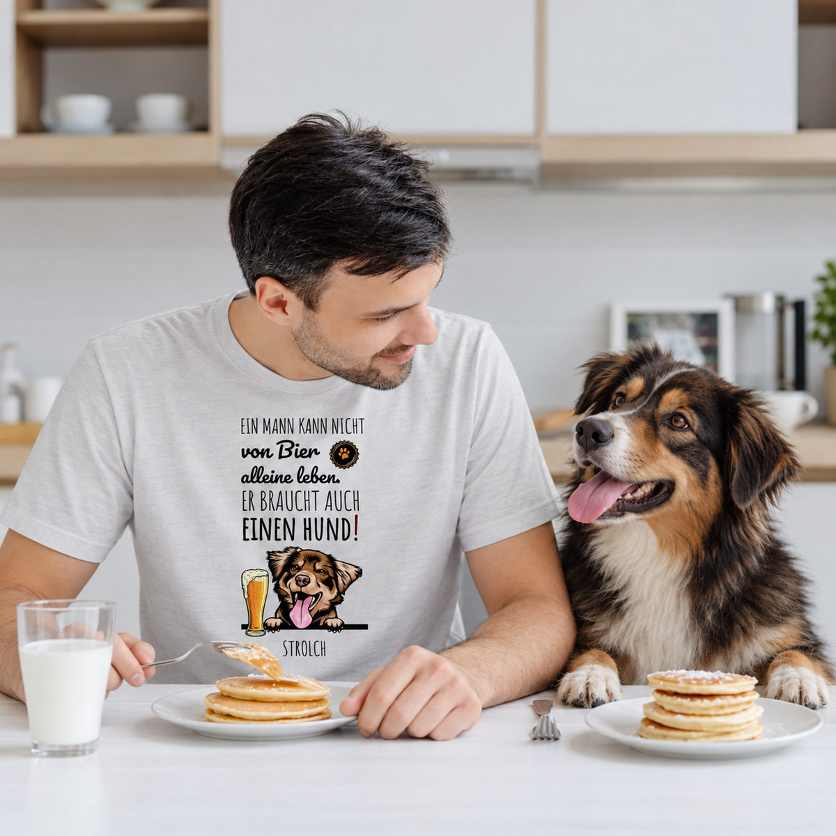 Camiseta gris claro personalizada con texto sobre cerveza y perros, hombre en una mesa con tortitas y perro.