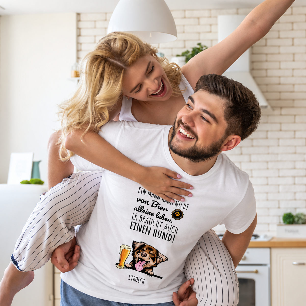 Camiseta blanca con divertido estampado, texto e ilustración de perro, llevada por una pareja sonriente.