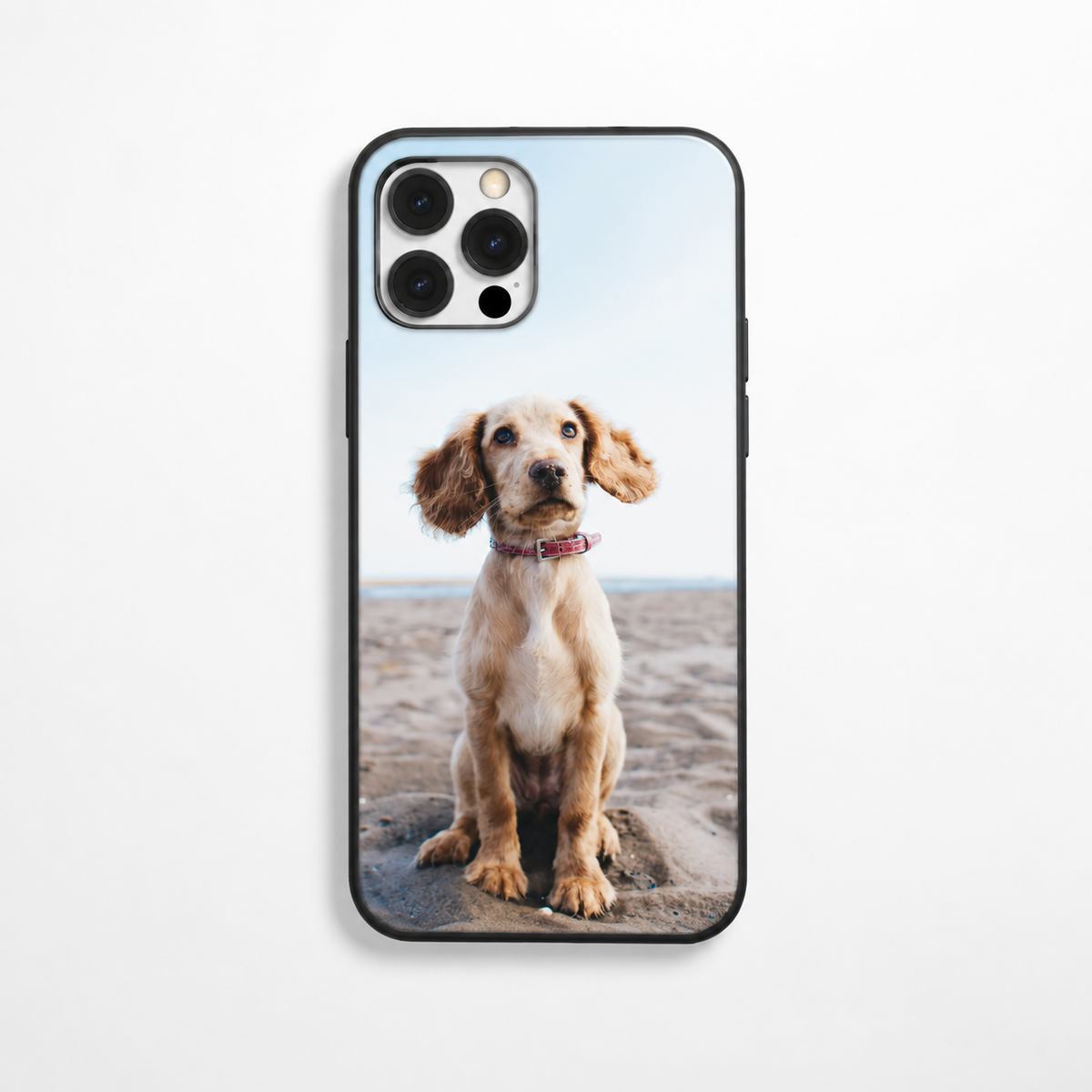 Funda de móvil personalizada con foto de un perro en la playa, borde negro, para smartphones.