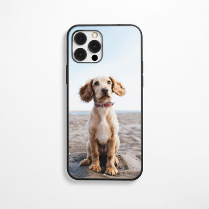 Funda de móvil personalizada con foto de un perro en la playa, borde negro, para smartphones.