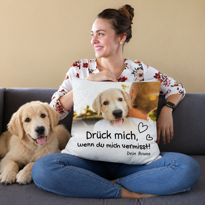 Cojín personalizable colorido con impresión y foto de un perro, en el sofá.