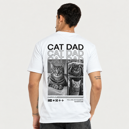 Camiseta blanca con impresión negra, en la espalda fotos de gatos y el texto "CAT DAD".