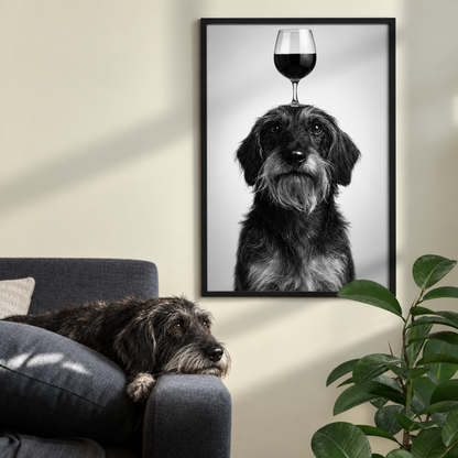 Póster en blanco y negro de un perro con una copa de vino en la cabeza, enmarcado y colgado en la pared.