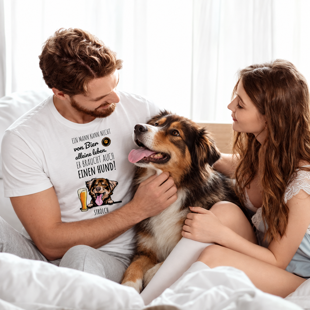 Camiseta blanca personalizada con motivo de perro y frase sobre cerveza, llevada por un hombre en la cama con un perro y una mujer.