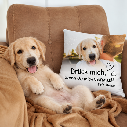 Cojín personalizado con el texto "Drück mich, wenn du mich vermisst!" y la foto de un perro.