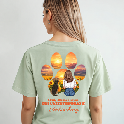 Camiseta verde personalizada con una persona y un perro ante un atardecer. Texto en la espalda.