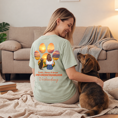 Camiseta verde con diseño personalizado, gran huella y una mujer con perro en un campo de girasoles.