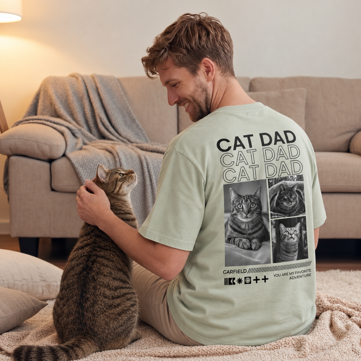 Camiseta verde claro con el texto "Cat Dad" y fotos de gatos en la espalda, perfecta para amantes de los gatos.