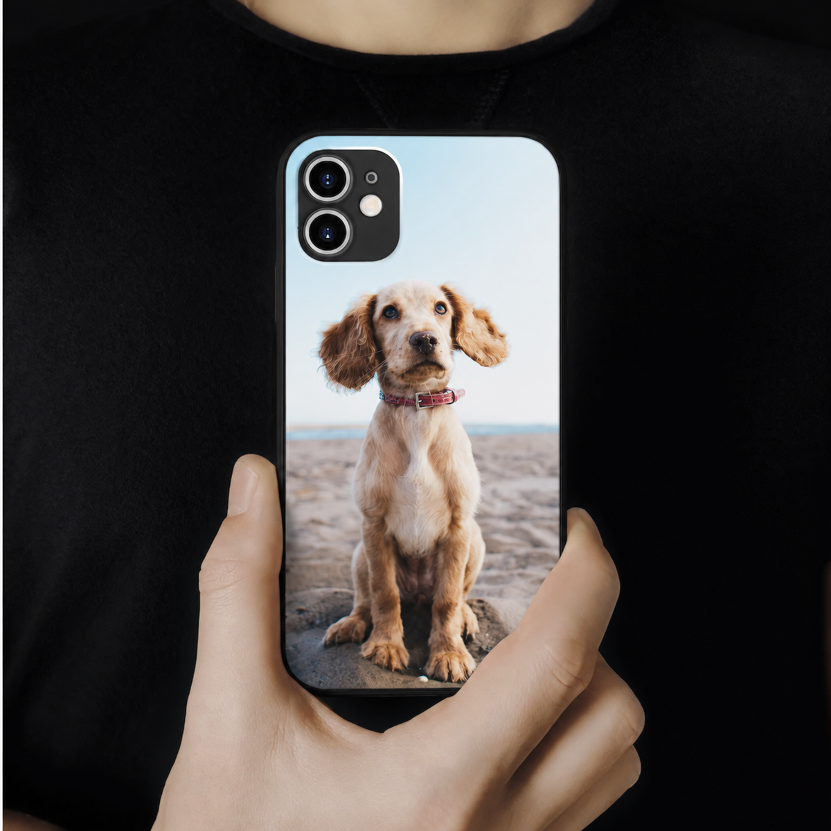 Funda de móvil personalizada con una foto de un perro, sostenida por una persona.