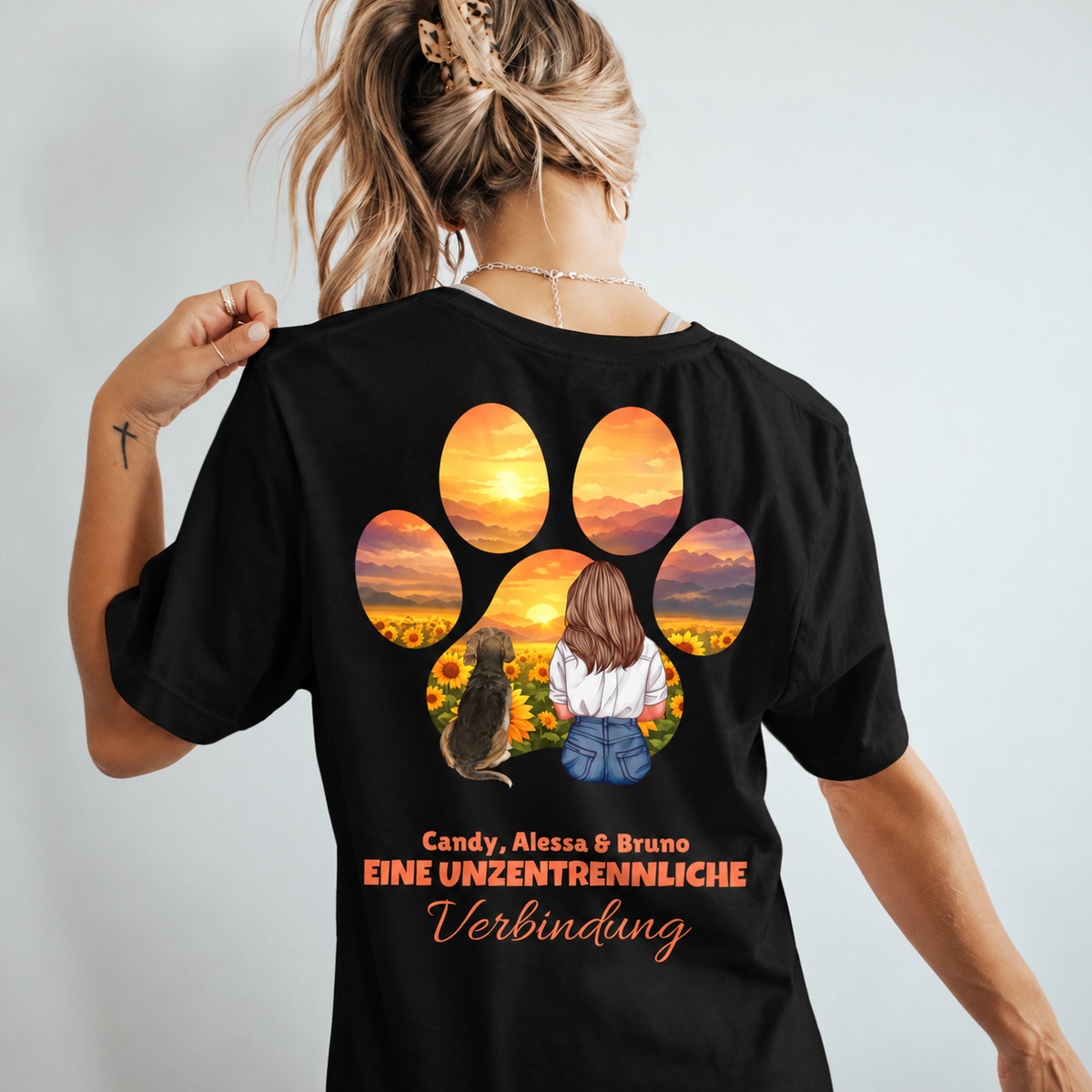 Camiseta negra con colorido motivo en forma de huella de una mujer y un perro al amanecer. Personalizada con nombres.
