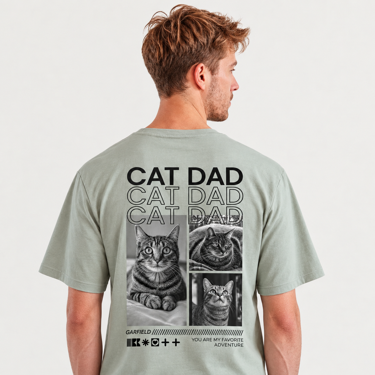 Camiseta verde oliva personalizada con motivos de gatos y el texto "CAT DAD" en la espalda.