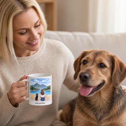 Persona bebiendo de una taza blanca personalizada con diseño de paisaje, sentada junto a un perro.