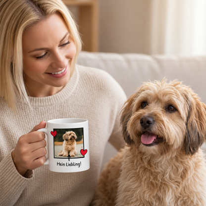 Persona sosteniendo una taza personalizada con foto de perro y texto, sentada en un sofá con un perro al lado.